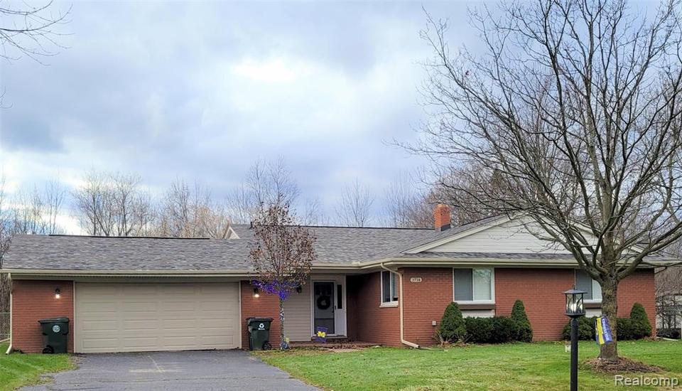 3738 Hi Villa Dr, Lake Orion, MI 48360 1 photo MLS 2220004749 Movoto