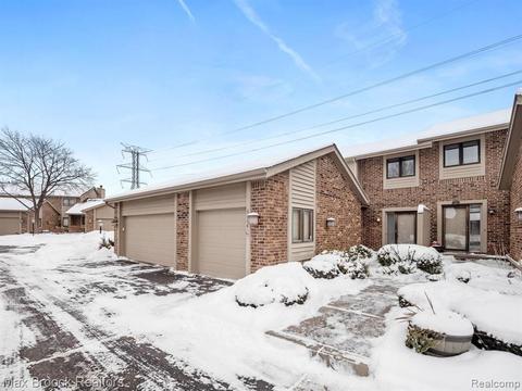 6864 Northcrest Way E, Clarkston, MI 48346 photo 1
