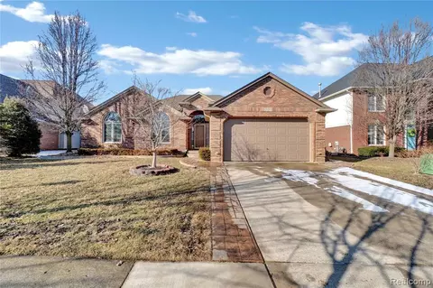 21297 John Dr, Macomb, MI 48044 photo 1