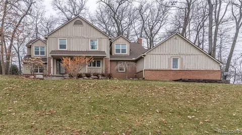 4758 Split Rail Dr, Brighton, MI 48114 photo 1