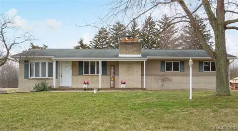 5151 Blossom Dr, Flushing, MI 48433 photo 1