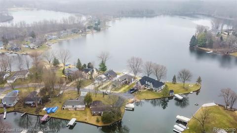 3326 Apache Trl, Pinckney, MI 48169 photo 1