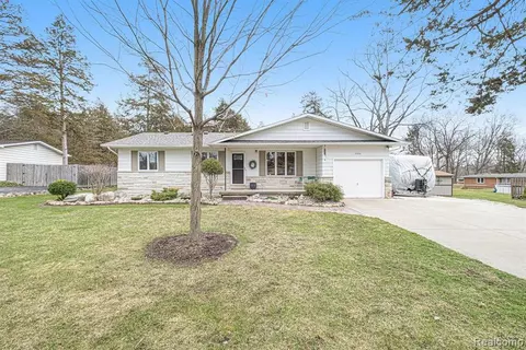 4484 Cedardale Ln, Flushing, MI 48433 photo 1