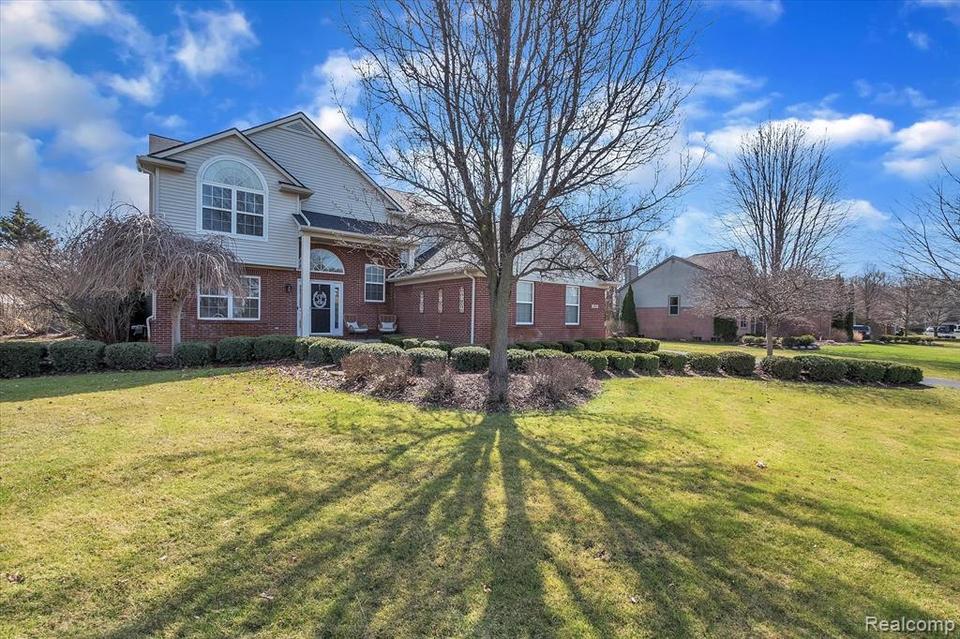 10331 Otter Dr, South Lyon, MI 48178 39 Photos MLS 2220025094 Movoto