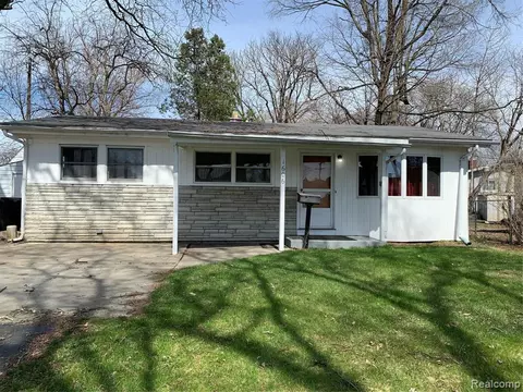 1606 Crestbrook Ln, Flint, MI 48507 photo 1