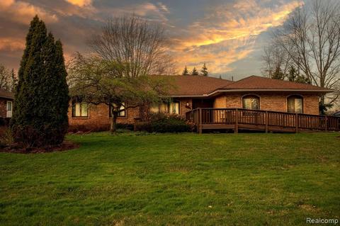 1052 Byron Dr, Troy, MI 48098 photo 1