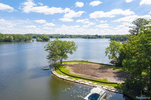 732 Manotic, Leonard, MI 48367 photo 1