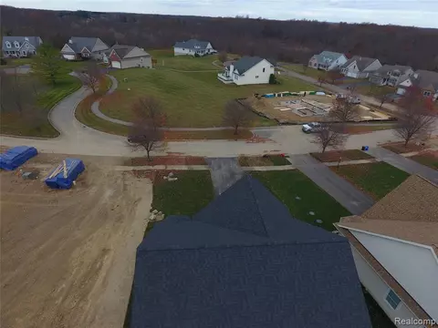 7442 Village Ct, Davisburg, MI 48350