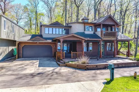 715 Pathway Dr, Howell, MI 48843 photo 1