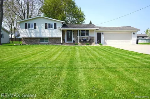 6107 E Maple Ave, Grand Blanc, MI 48439 photo 1