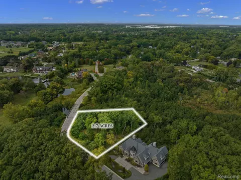 155 Bridgeview Dr, Bloomfield Hills, MI 48304