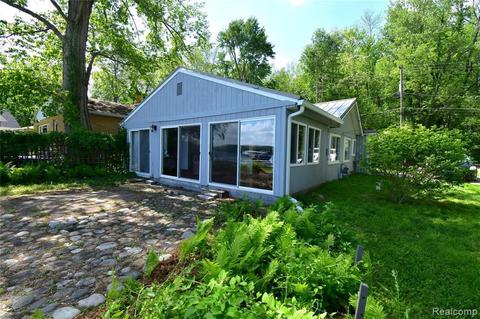 2602 Baseview Dr, Pinckney, MI 48169 photo 1