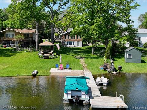 4664 Rockcroft Blvd, Clarkston, MI 48346 photo 1