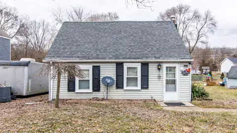 178 W Hamburg St, Pinckney, MI 48169