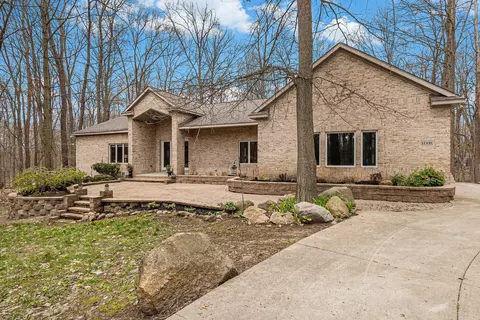 12431 Golden Oaks Dr, Milford, MI 48380