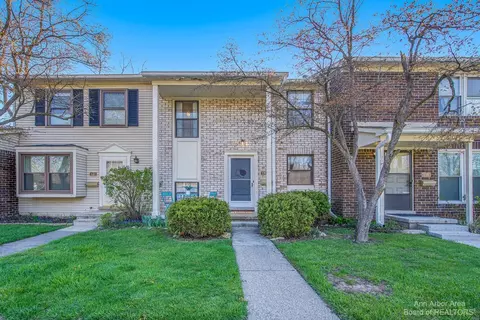 8382 Lakeview Dr, Superior, MI 48198