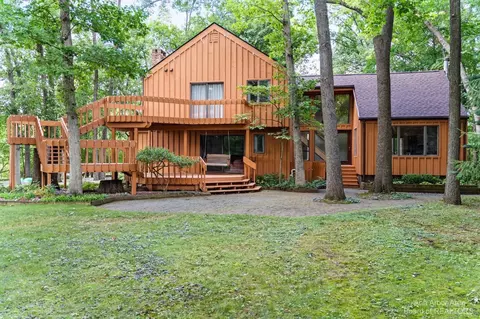 7725 Jennings Rd, Webster, MI 48189