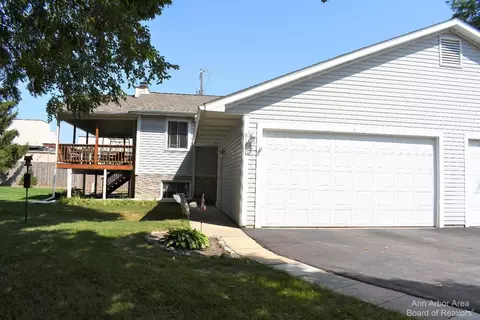 612 River Pointe Ct, Milan, MI 48160
