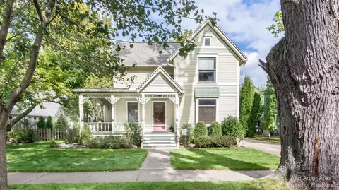 209 Jefferson St, Chelsea, MI 48118
