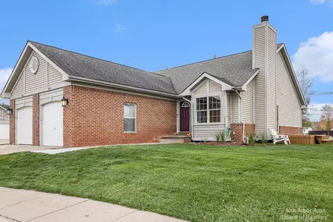 9015 Summit Ct, Ypsilanti, MI 48197