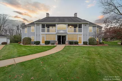904 Oak Brook Dr, Summit, MI 49203