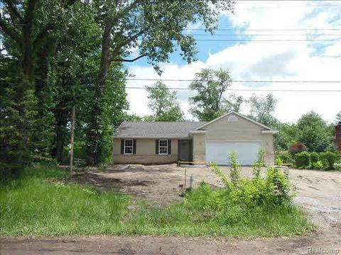 8112 Comanche Trl, Temperance, MI 48182 photo 1