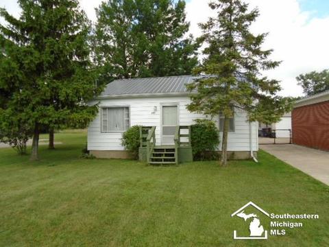 105 Kessler, Monroe, MI 48162 photo 1
