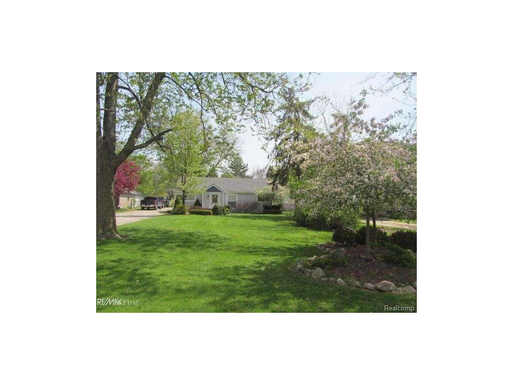 45258 Deneweth, Macomb, MI 48042 photo 1