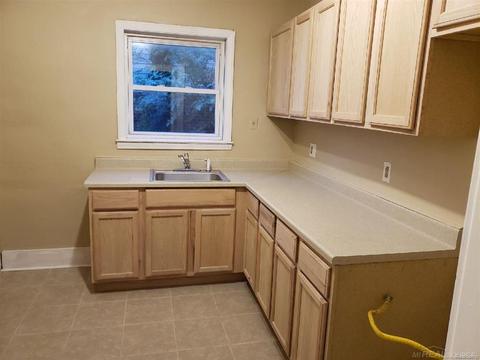5275 Gateshead, Grosse Pointe, MI 48236 photo 2