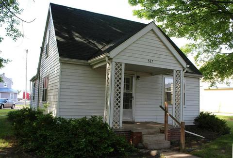 527 E Gilson St, Edmore, MI 48829 photo 1