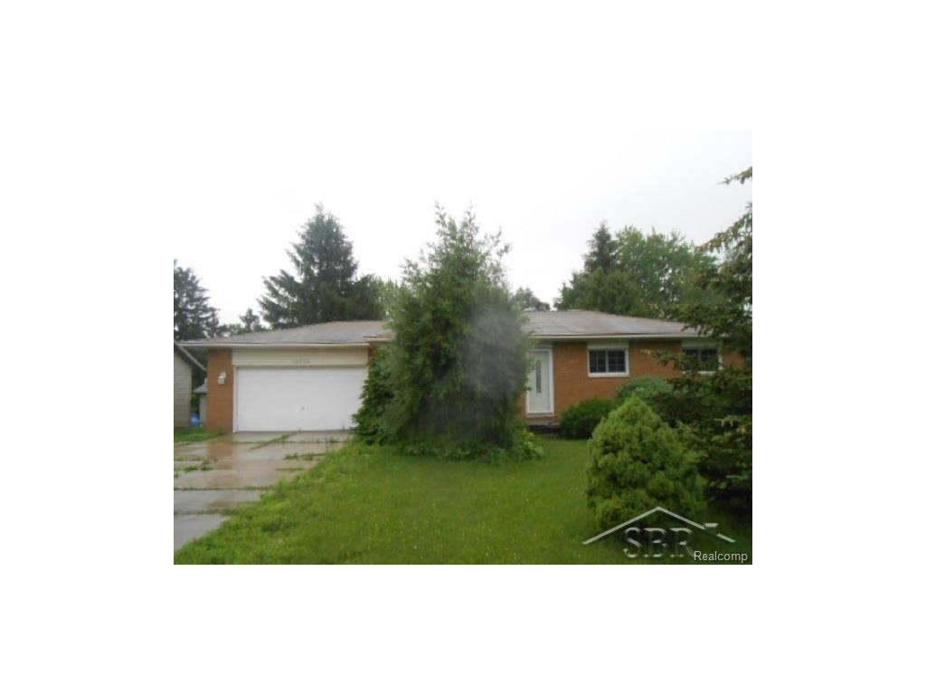 1085 E Outer Dr, Saginaw, MI 48601 photo 1