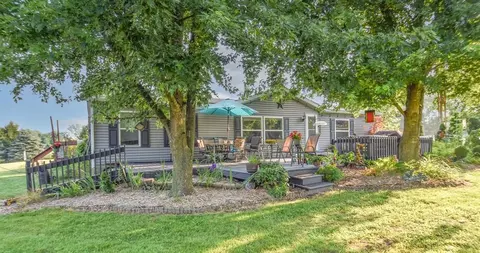 1064 Jonesville Rd, Quincy, MI 49082