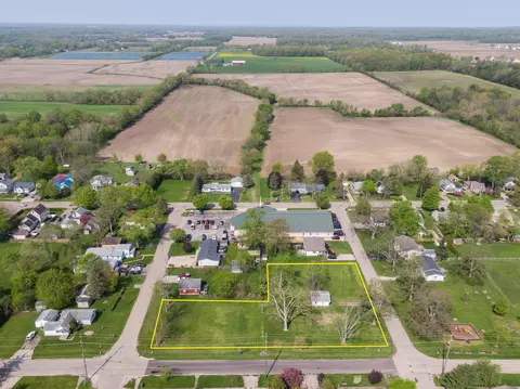 12 Walnut St, Three Oaks, MI 49128