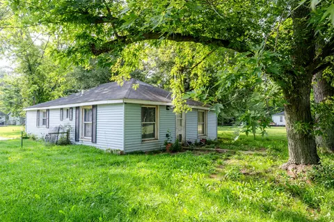 1301 Pearl St, Benton, MI 49022