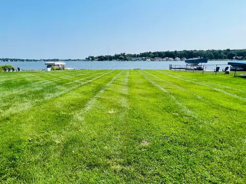 68635 Oak Springs Dr, Ontwa, MI 49112