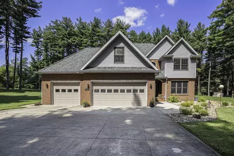 55679 Davis Ln, Wayne, MI 49047