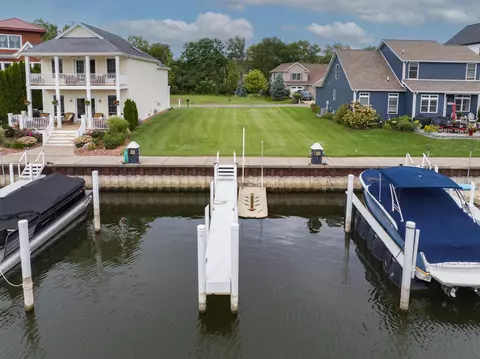 2471 Bay Pointe Dr, Unknown, MI 49085
