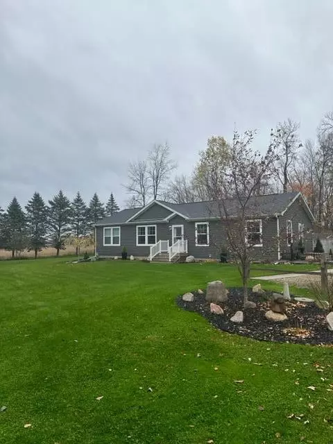 43879 24th Ave, Waverly, MI 49026
