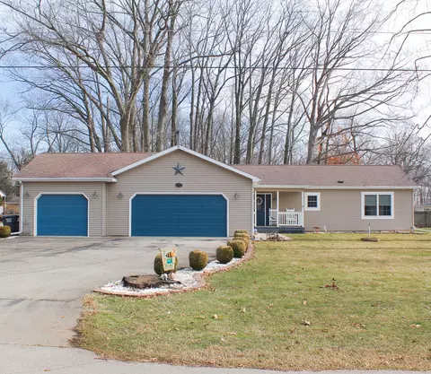 5381 Marquette Dr, Coloma, MI 49038