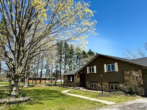 8415 Centerfield Dr, Oronoko, MI 49103