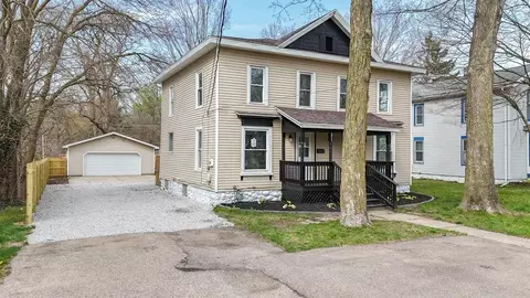 211 E Prairie Ronde St, Dowagiac, MI 49047
