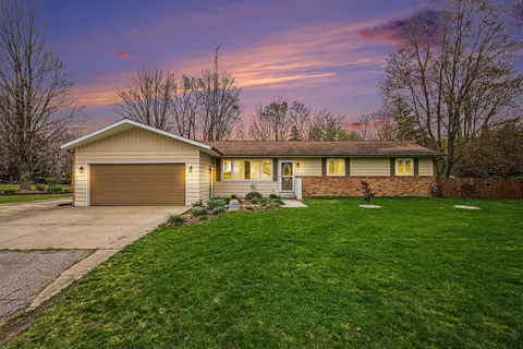 2673 Amy Ct, Coloma, MI 49038