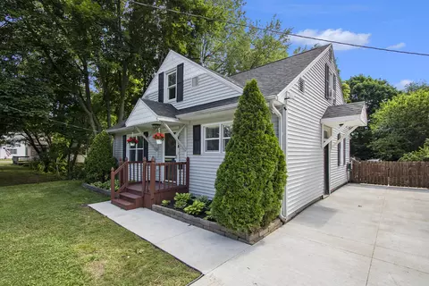 434 Moccasin St, Buchanan, MI 49107