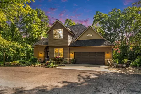 735 Oak Crest Ln, Benton Harbor, MI 49022