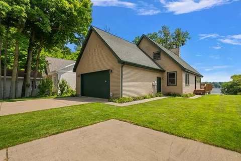 7892 Spencer St, Coloma, MI 49038