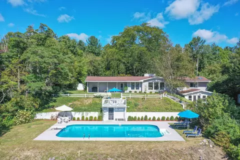 55811 Davis Ln, Wayne, MI 49047