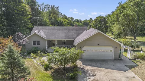 19601 Dutch Settlement St, Penn, MI 49031