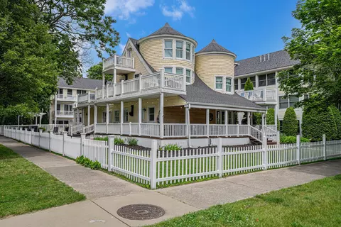 203 Dyckman Ave, South Haven, MI 49090