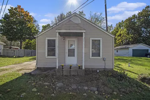 921 Terre Coupe St, Buchanan, MI 49107