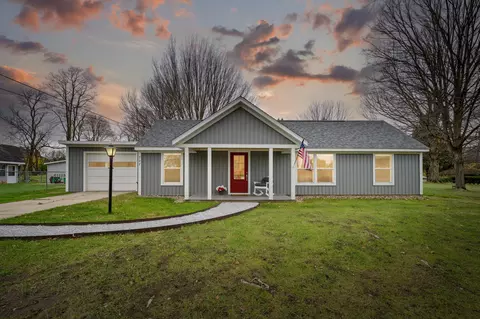 727 Chippewa St, Buchanan, MI 49107